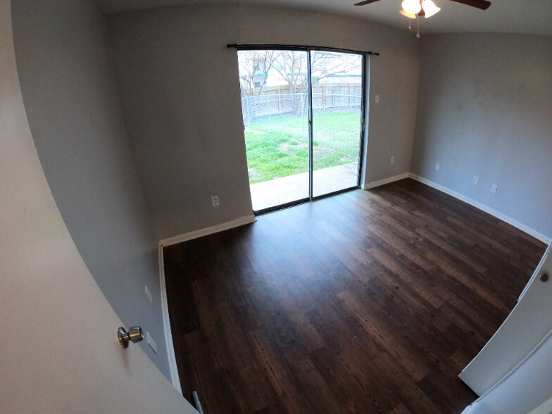 Building Photo - 402 Manuel Dr