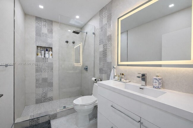 Building Photo - 2525 SW 3rd Ave