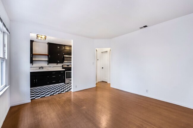 Building Photo - Private and comfortable 1 bed, 1 bath bungalow-style apartment in a West Hollywood triplex