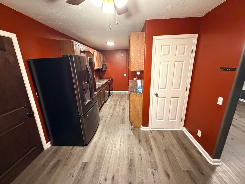 Building Photo - 933 E 13th St