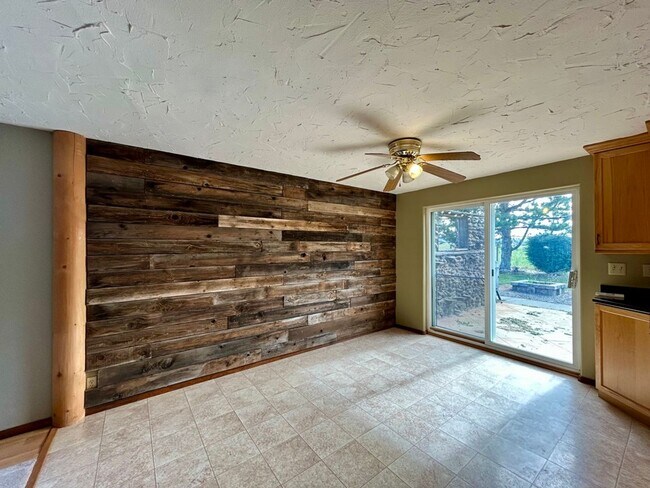 Building Photo - 3 Bedroom Home on Two Acres