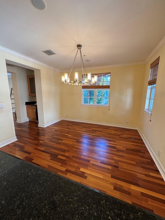 Building Photo - 304 W Mallory Cir