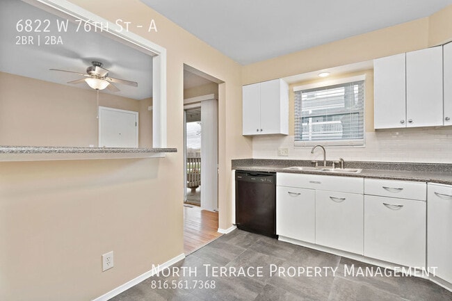 Building Photo - 2BR 2B with W/D and Hardwood Floors