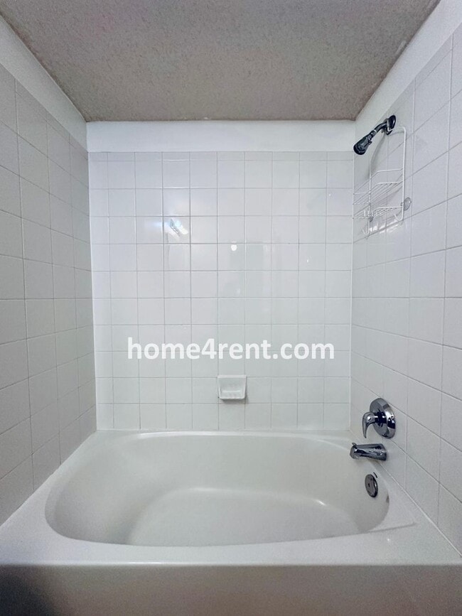 Building Photo - Four Bedroom Olathe Home in a Quiet Neighb...