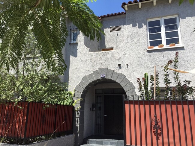 Building Photo - 839 Parkman Ave