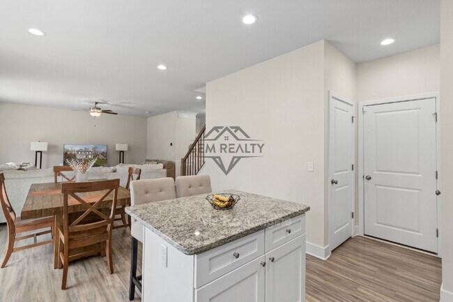 Building Photo - 102 Monroe St