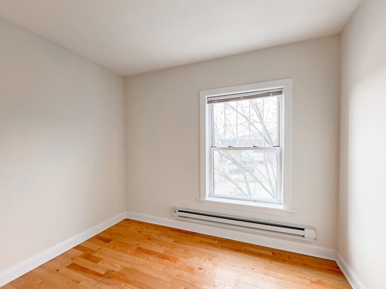Building Photo - 956 W Cornelia Ave
