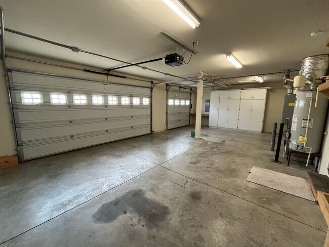 Building Photo - 3111 NE Dennis Ct