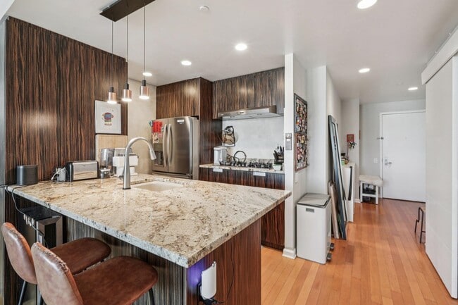 Building Photo - 915 Hudson Park