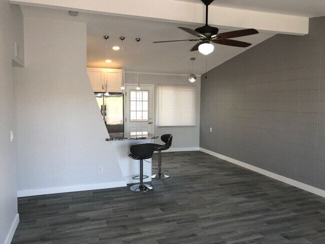 Building Photo - 3 bedroom updated Townhome