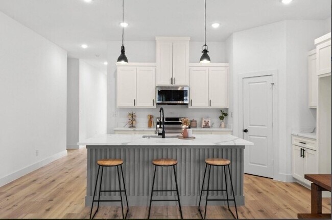 Building Photo - 5516 Helmick Ave