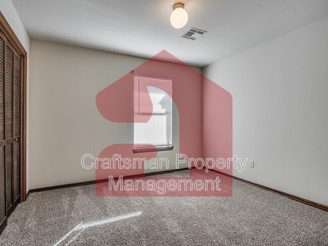 Building Photo - 2704 Silvertree Dr