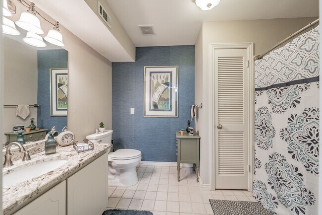 Building Photo - Spacious 3 Bed, 2 Bath Duplex in the Heart...