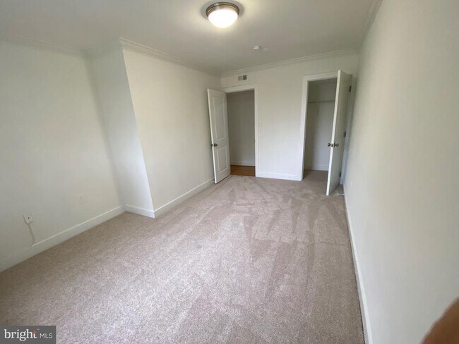 Building Photo - 2838 Hartford St SE