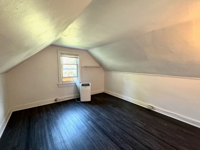 Building Photo - 5 bed/2 bath Mins. from UC Campus for Only...