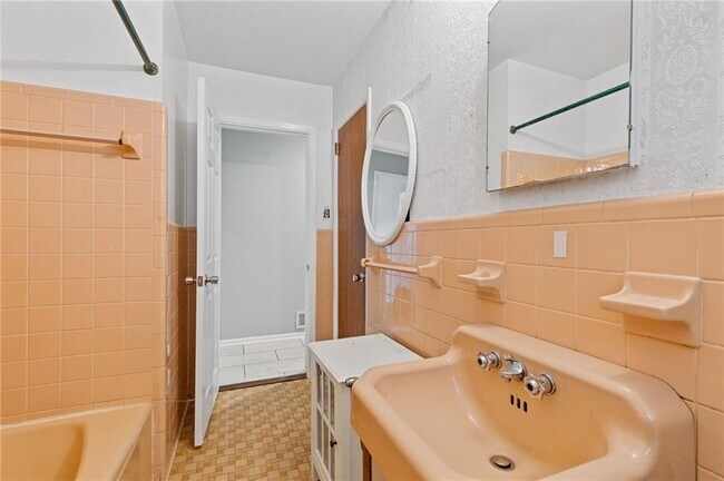 Building Photo - 1435 Thomas Rd