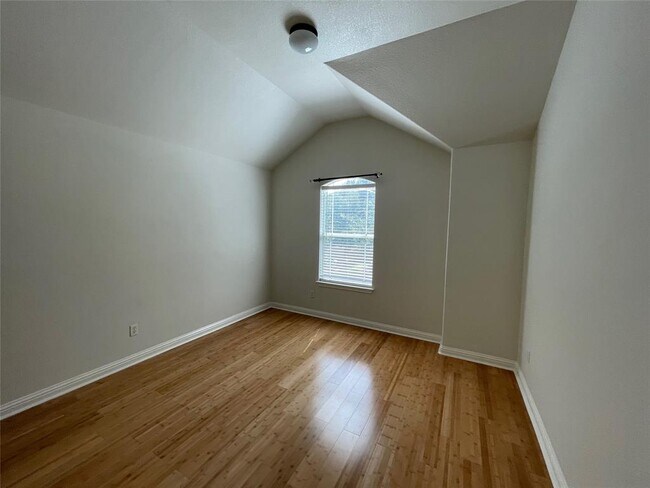Building Photo - 10401 Yellowstone Dr