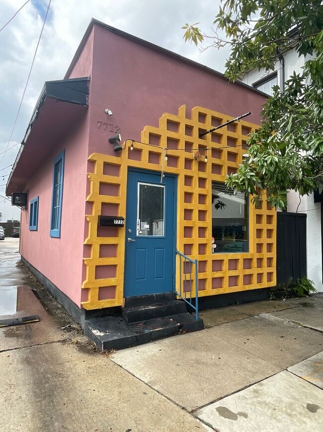 Building Photo - Commercial Space w/ Kitchen on Maple St