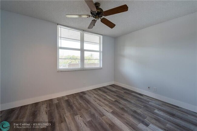 Building Photo - 250 Jacaranda Dr
