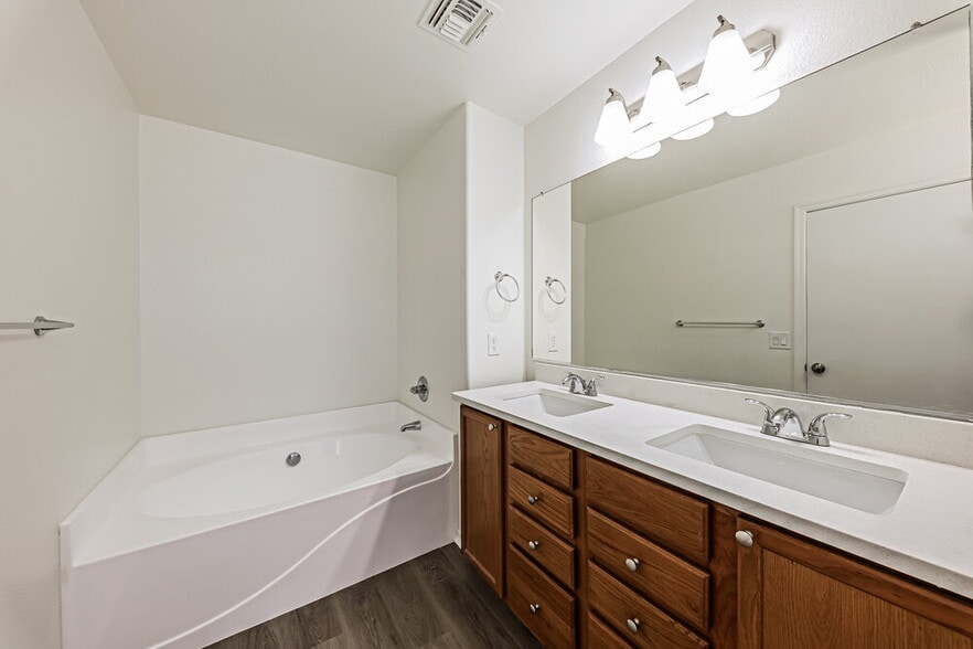Building Photo - 514 N 112th Dr