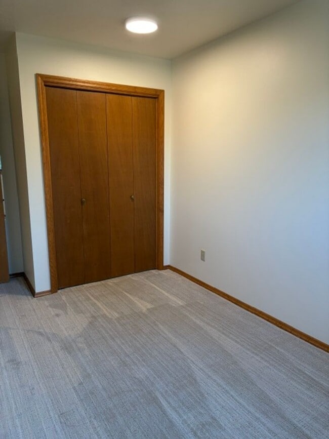 Building Photo - 2 Bedroom 1 Bathroom Condo