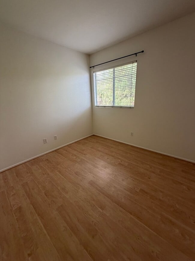 Building Photo - 3 Bed, 2.5 Bath Townhome in gated Park Lane Community