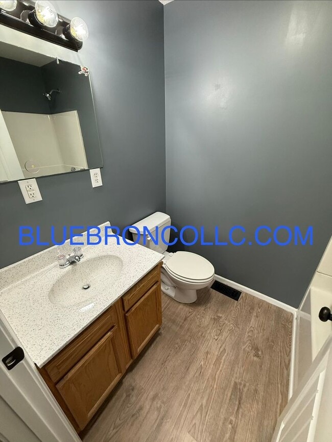 Building Photo - Beautiful unit with three bathrooms close to downtown Lee's Summit