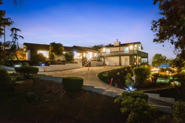 Building Photo - 5048 Bluff Pl