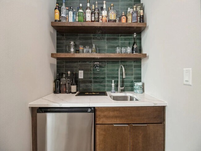 Building Photo - Luxurious 3-Bedroom, 2-Bathroom Townhouse – Des Moines