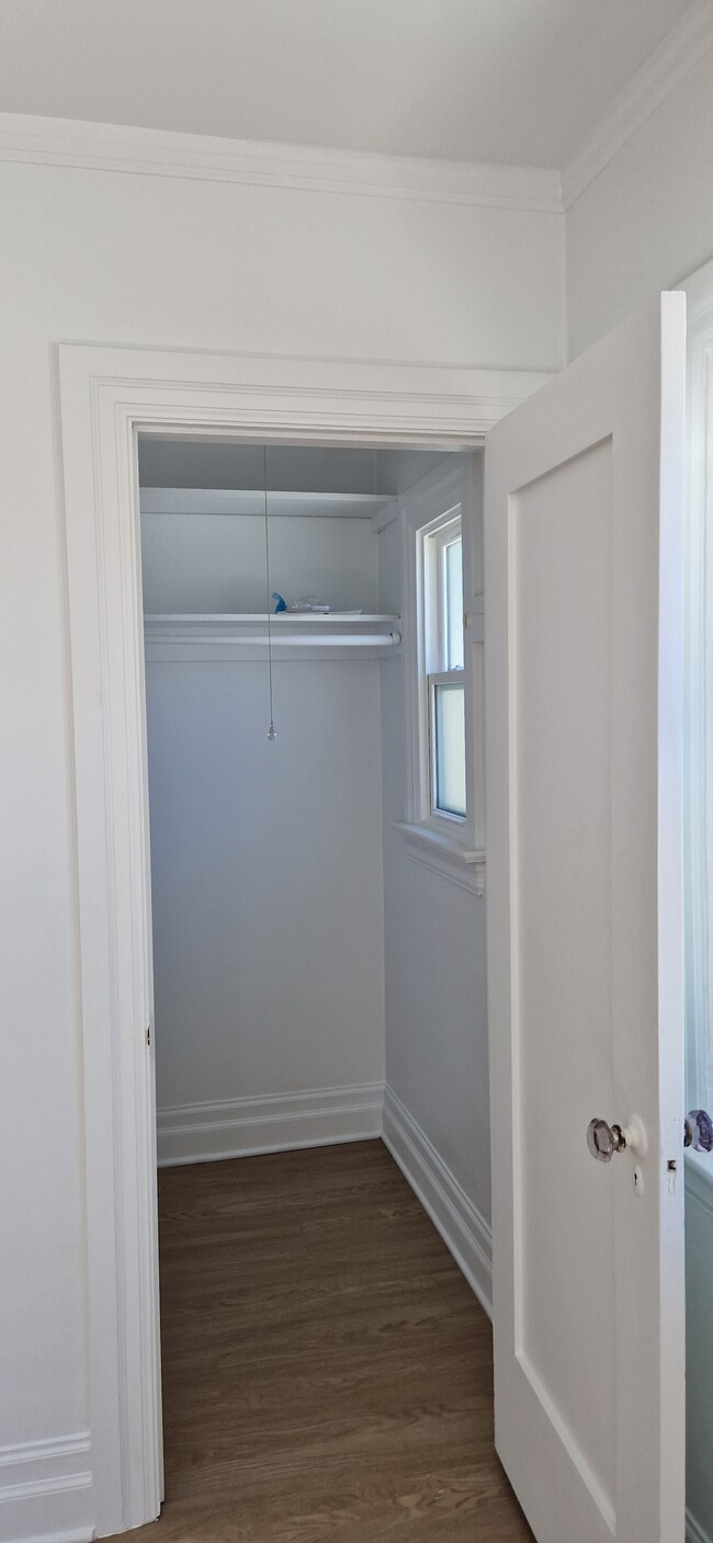 Closet bedroom - 1958 Carmen Ave