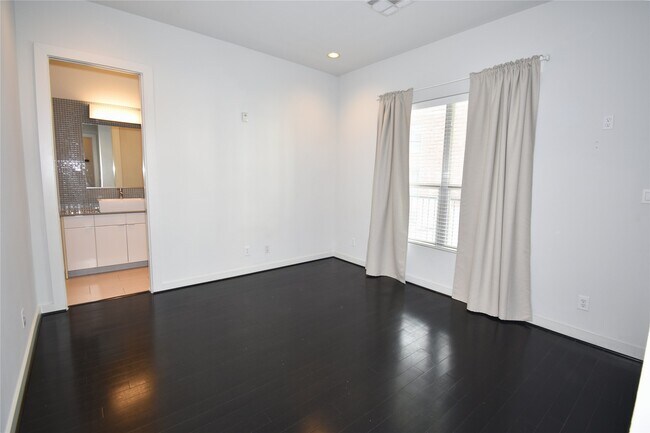 Building Photo - 207 Pierce St