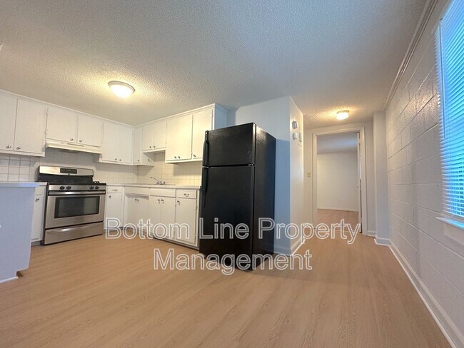 Building Photo - 301 Vivian St