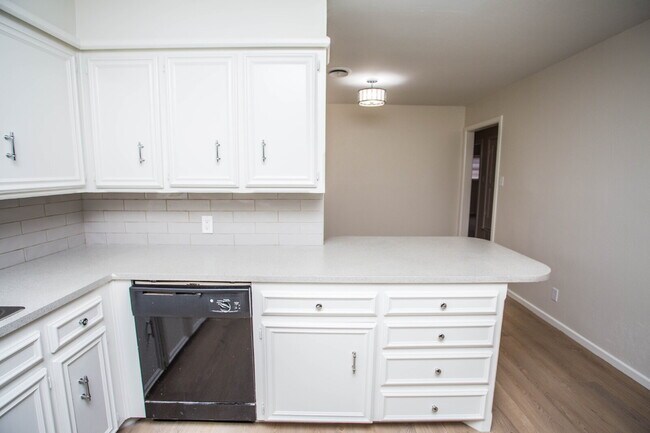 Building Photo - "Charming 3-Bed Retreat in Lubbock with Granite Accents & Spacious Living!"