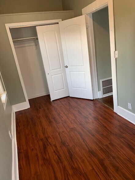 Building Photo - 2245 W Shakespeare Ave