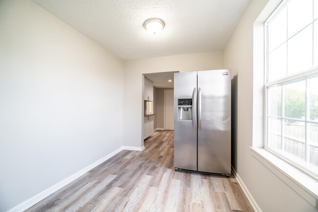 Building Photo - 465 Brehl Ave