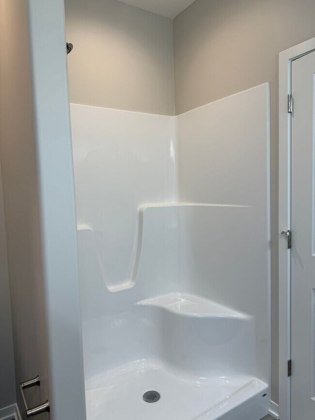 Building Photo - Brand New zero entry 2 bed/2.5 bathroom townhome in SE Lincoln