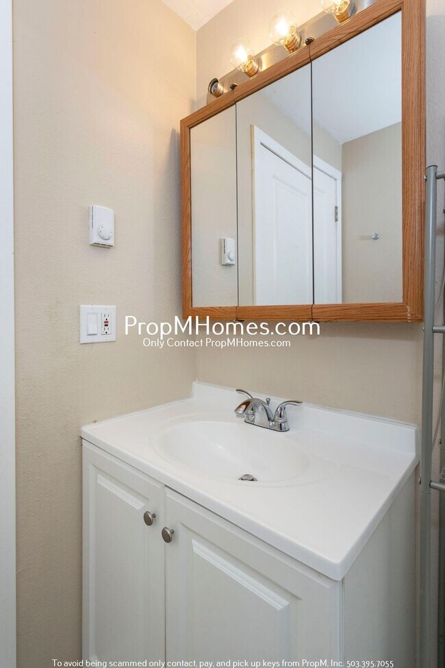 Building Photo - Updated Three Bedroom Duplex in the Heart of Oregon City!