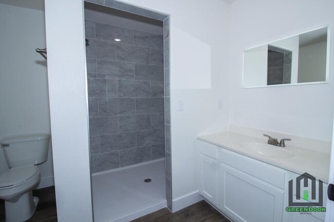 Building Photo - 303 Lion St