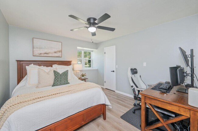 Building Photo - 512 Samana Way