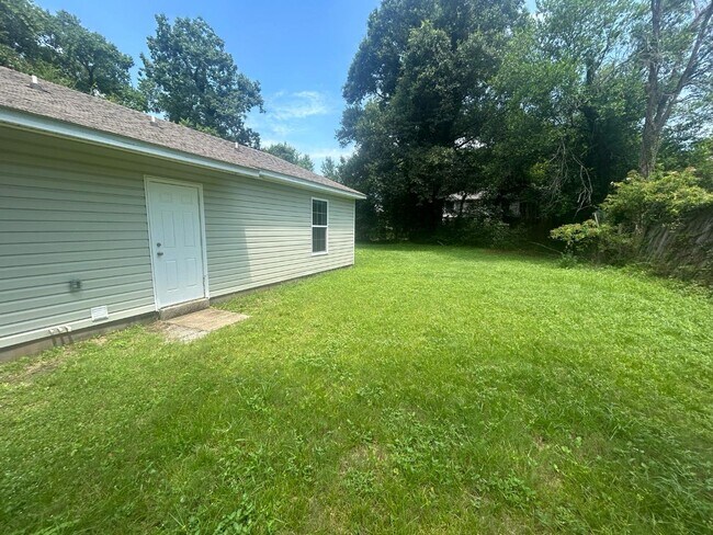 Building Photo - 3208 W Gadsden St