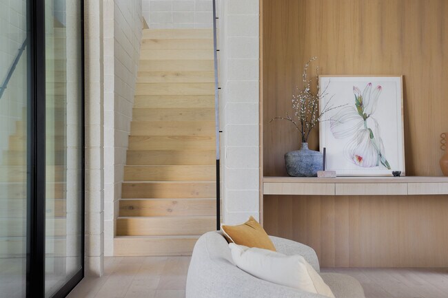 Building Photo - 5205 Scenic View Dr