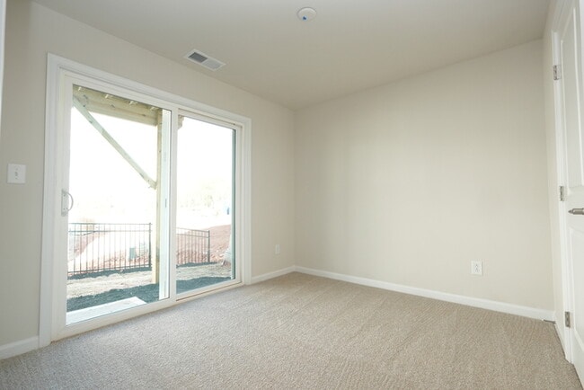 Building Photo - A large spacious home in Arbor St!