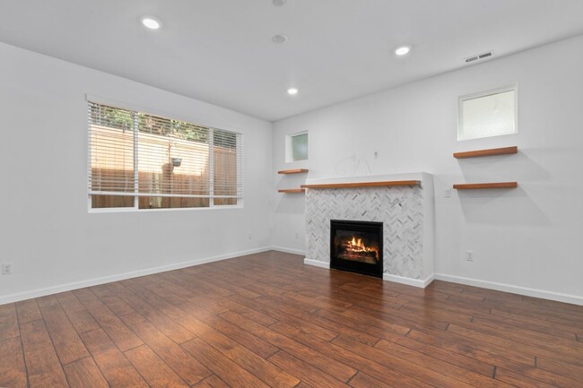 Building Photo - 3Bd/2.5Ba Lynwood Townhouse