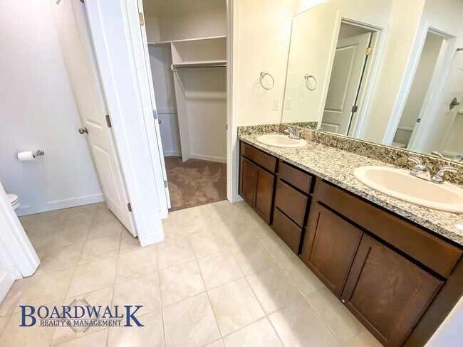 Building Photo - Beautiful 4 bedroom Townhome in West Valley!