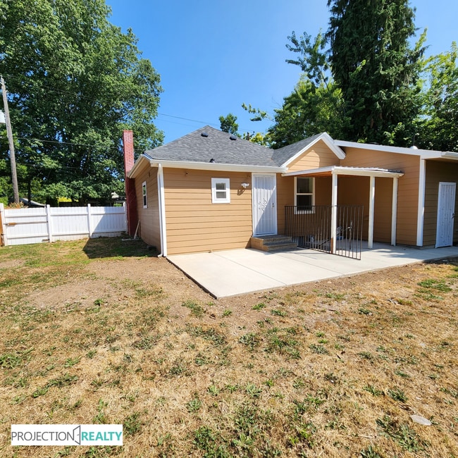 Building Photo - 1538 NE Dekum St