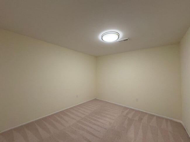 Building Photo - Spacious 4Bed/3.5Bath in Woodlawn