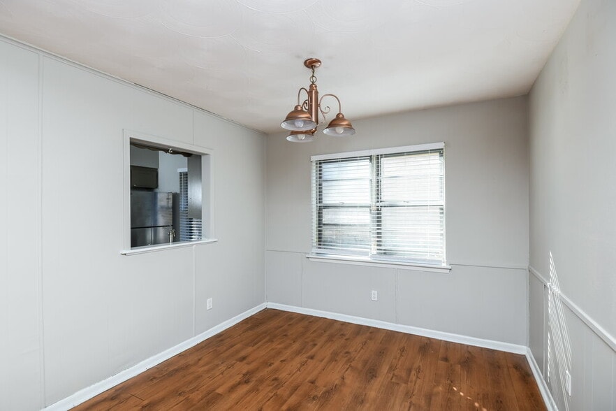 Building Photo - 2532 Belhaven Dr