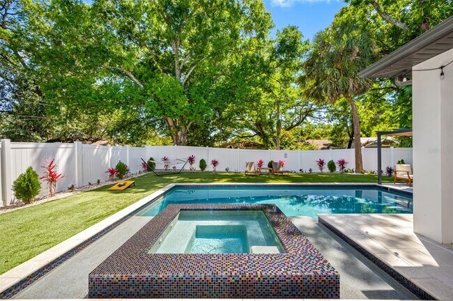 Building Photo - 902 W Plymouth St