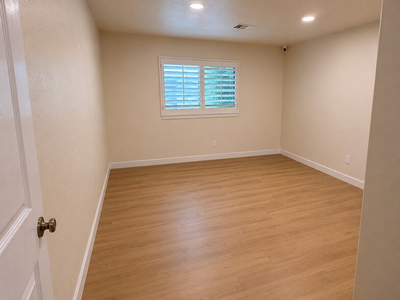 Building Photo - 458 Fantasy St