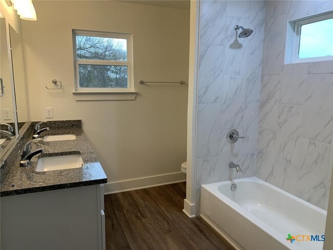 Building Photo - 1854 Royal Loop